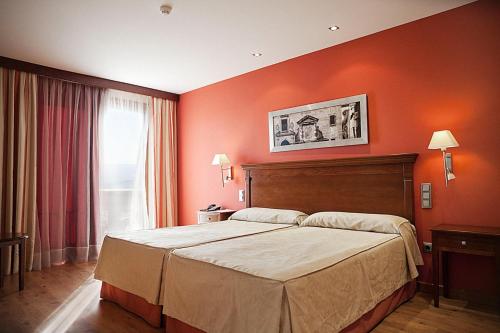 A bed or beds in a room at Hotel Campos de Baeza