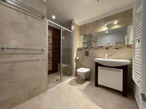 斯維諾烏伊希切的住宿－Stella Baltic 33，浴室配有卫生间、盥洗盆和淋浴。
