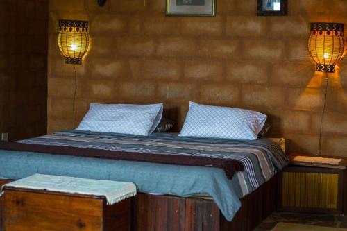 1 dormitorio con 1 cama con 2 lámparas en Beautiful ocean view guest house en Tugela Mouth