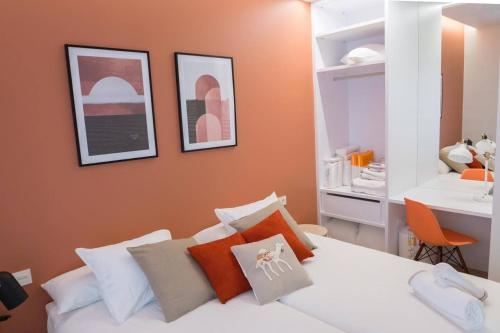 a bedroom with a bed and a desk and a sink at Dos Torres Exclusivos en Calle Alfonso I in Zaragoza