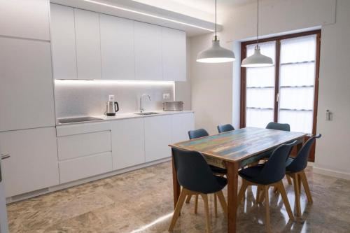 a kitchen with a wooden table and chairs at Dos Torres Exclusivos en Calle Alfonso I in Zaragoza