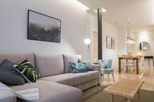 a living room with a couch and a table at Dos Torres Exclusivos en Calle Alfonso I in Zaragoza