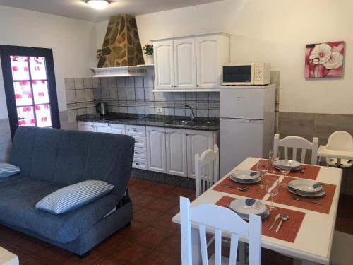 sala de estar con sofá, mesa y cocina en CHEGAMOS en Punta de Mujeres