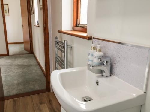 Ванная комната в Thrushel Cottage