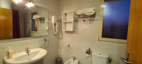 A bathroom at Apartamentos Bellavista