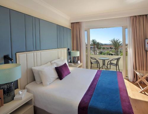 Postel nebo postele na pokoji v ubytování Olympic Lagoon Resort Ayia Napa