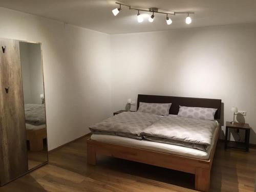 Un pat sau paturi într-o cameră la Ferienwohnung Zur alten Mühle