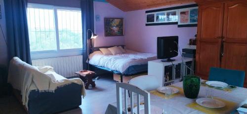 Dormitorio pequeño con cama y mesa de comedor en Bonita habitación independiente, en Orihuela Costa
