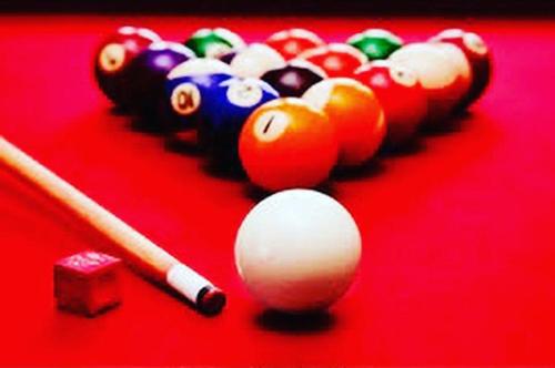 a red table with billiard balls and a cigarette at Pousada Reserva Penedo in Penedo