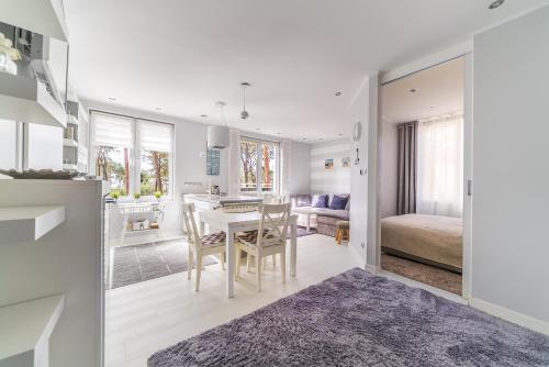 kuchnia i salon ze stołem i krzesłami w obiekcie Blue Bay w Juracie