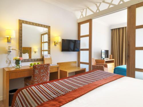 TV a/nebo společenská místnost v ubytování Olympic Lagoon Resort Ayia Napa