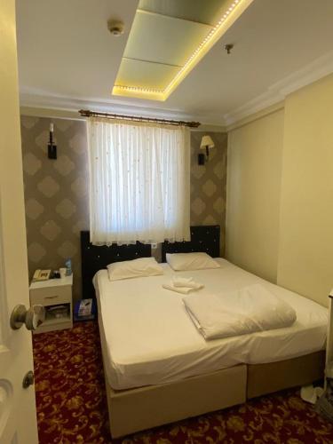 Ένα ή περισσότερα κρεβάτια σε δωμάτιο στο Sakran Hotel