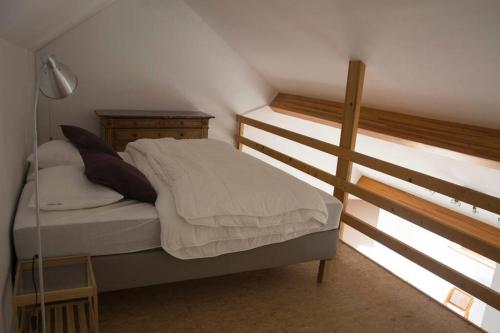 Een bed of bedden in een kamer bij Enjoy Square - Spacious Holiday Home near Maredsous