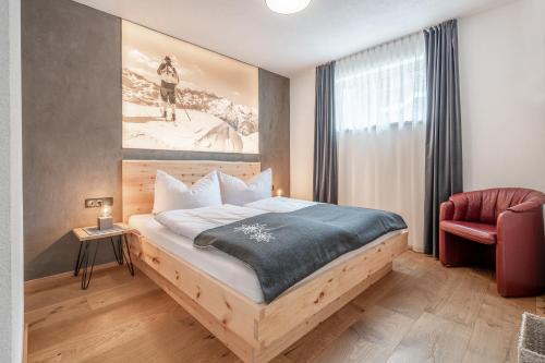 Mountain Living Ski-in & Ski out Silvretta Sommer Card Including tesisinde bir odada yatak veya yataklar