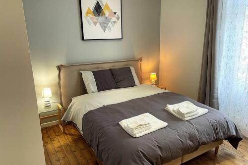 une chambre avec un lit avec deux serviettes dessus dans l'établissement LE CHAT BOTTE / Superbe maison de ville au cœur du Touquet!, à Le Touquet-Paris-Plage