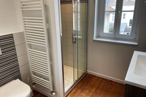 une salle de bain avec douche et toilettes et une fenêtre dans l'établissement LE CHAT BOTTE / Superbe maison de ville au cœur du Touquet!, à Le Touquet-Paris-Plage