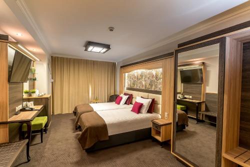 um quarto de hotel com uma cama e uma televisão em Hotel ZOO Sofia - Secured Paid Parking em Sófia
