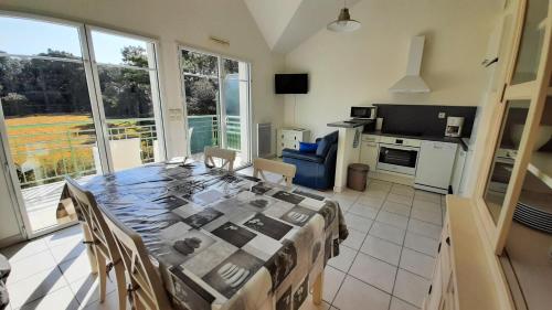 - une chambre avec un grand lit dans une pièce dotée de fenêtres dans l'établissement LA PAREE D'EAU 513 appartement 2 chambres avec piscine, à Notre-Dame-de-Monts