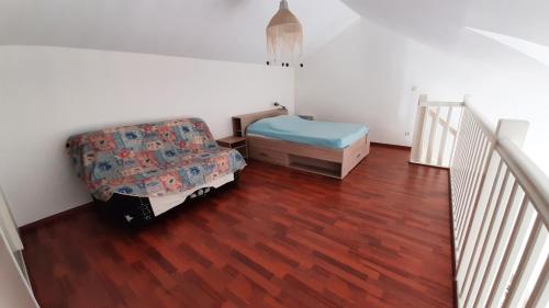 - un salon avec un canapé, un lit et des escaliers dans l'établissement LA PAREE D'EAU 513 appartement 2 chambres avec piscine, à Notre-Dame-de-Monts