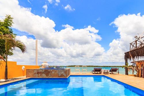 - une piscine avec vue sur l'océan dans l'établissement Pousada Oásis Galinhos - Experiências Únicas para Pessoas Únicas, à Galinhos