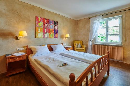 Postel nebo postele na pokoji v ubytování Hotel & Brauereigasthof Drei Kronen