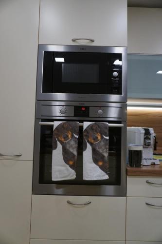 a microwave oven with two dogs inside of it at Jagd trifft Moderne & Boutique Jardin Ferienhaus in Annaberg im Lammertal