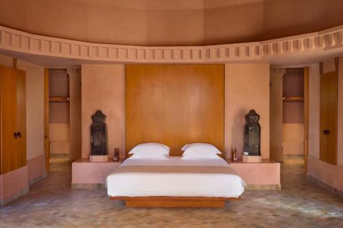 Katil atau katil-katil dalam bilik di Amanjena Resort