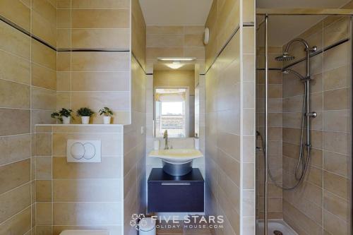 Kylpyhuone majoituspaikassa LUXURY BEACH five STARS HOLIDAY HOUSE
