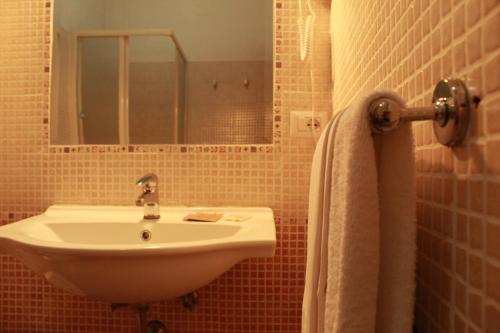 a bathroom with a sink and a mirror at Hotel Ristorante Benigni in Campagnano di Roma