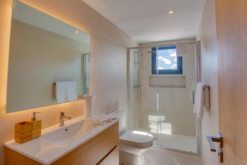 Koupelna v ubytování Private Picuzzi in New Penthouse Los Corales Beach