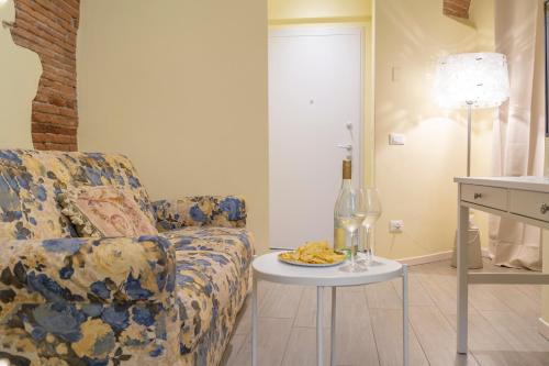 a living room with a couch and a table with a plate of chips at Truly Verona in Verona