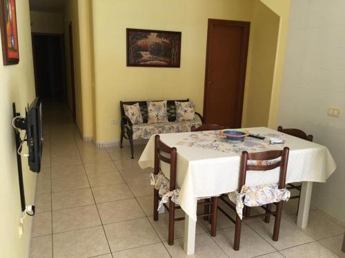 Een zitgedeelte bij Appartamenti La Risacca