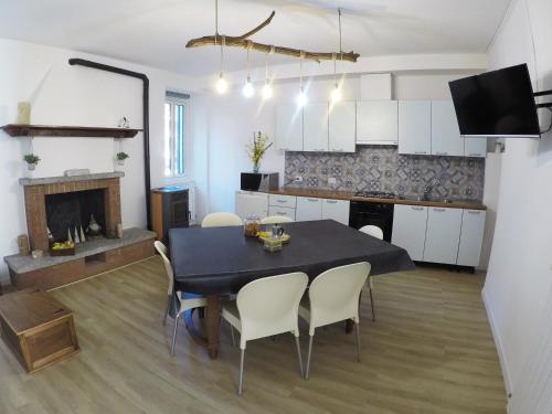 - une cuisine et une salle à manger avec une table et des chaises dans l'établissement La Casa delle Zie, à Menaggio