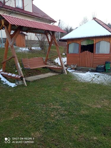 斯拉夫西克的住宿－Гірський краєвид，凉亭,带长凳和房子