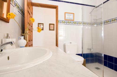 een badkamer met een wit bad en een toilet bij Casa La Gorona in Fuencaliente de la Palma