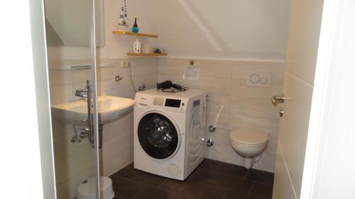 Koupelna v ubytování Ferienwohnung in ruhiger Lage und mit Balkon - Ferienhaus Solamar FeWo OG