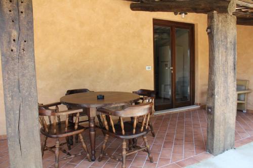 drewniany stół i krzesła na patio w obiekcie Tenuta Conte Ruggero w mieście Santa Domenica