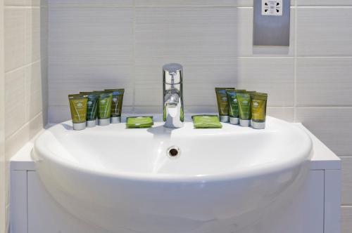 een witte wastafel met een kraan erop bij Red Lion Court by City2Stay in Londen