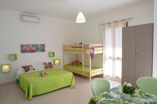 een slaapkamer met 2 bedden en een stapelbed bij Villa Maria in San Vito lo Capo