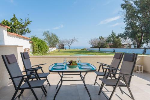 Patio alebo iná vonkajšia časť ubytovania Arelia Beachfront Sea View Apartment