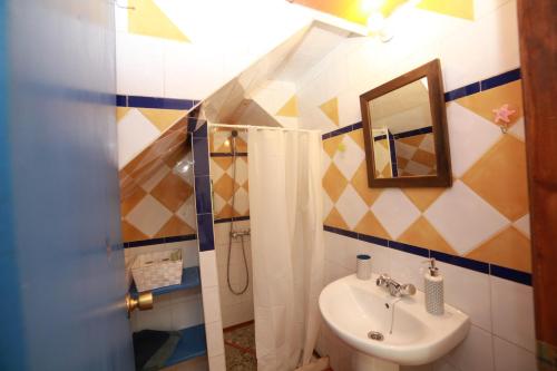 y baño con lavabo y espejo. en DUPLEX TARIFEÑO in the OLD TOWN, en Tarifa
