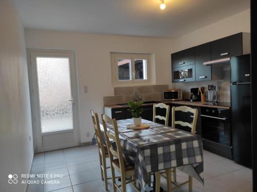 une cuisine avec une table, des chaises et une table. dans l'établissement Casevielle le calme en Provence, à Tulette
