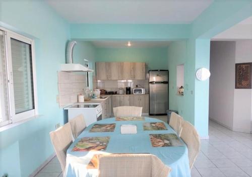 een keuken met een tafel en stoelen in een kamer bij Aegean Beachfront House in Petriaí