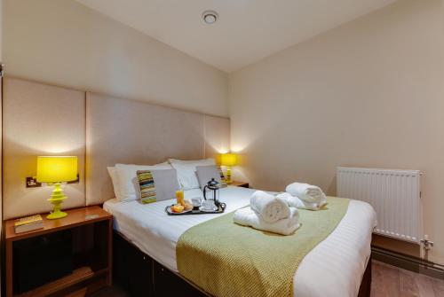 Letto o letti in una camera di Base Serviced Apartments - City Road