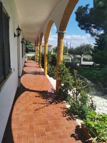 a brick walkway with arches on a house at Casa das Portas in Azinhaga