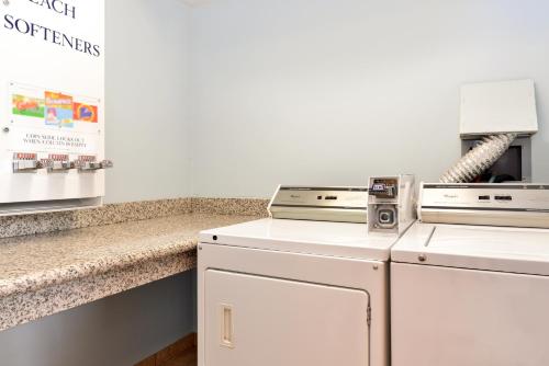 Americas Best Value Sandman Inn – Photos 4