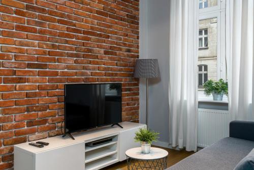 Televízia a/alebo spoločenská miestnosť v ubytovaní Old Town Apartment Garbary by Noclegi Renters