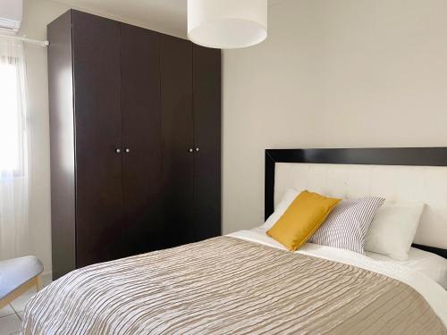 a bedroom with a large bed with a yellow pillow at Apartament - Lev Eilat 8 in Eilat