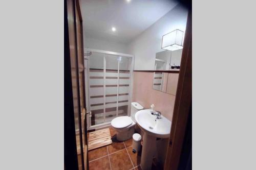 a bathroom with a toilet and a sink at Tu Casa Ecuestre in Villavieja del Lozoya