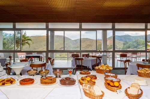 オウロ・プレットにあるGrande Hotel de Ouro Preto - 80 ANOSの窓のある部屋(食卓付)